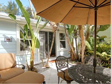 Historic Seafront Cottage with Gorgeous Gulf Views in Indian Rocks Beach, Florida - Indian Rocks Beach, Florida - glamping.directory