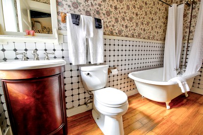 Stylish Room Rentals with Clawfoot Bathtubs for Romantic Getaway in Groveland, California - Groveland, California - glamping.directory