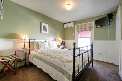 Stylish Room Rentals with Clawfoot Bathtubs for Romantic Getaway in Groveland, California - Groveland, California - glamping.directory
