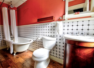 Stylish Room Rentals with Clawfoot Bathtubs for Romantic Getaway in Groveland, California - Groveland, California - glamping.directory