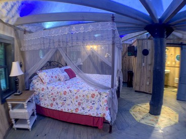 Unique Hobbit House Accommodation with a Private Hot Tub in Shenandoah, Virginia - Shenandoah , Virginia - glamping.directory