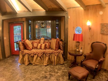 Unique Hobbit House Accommodation with a Private Hot Tub in Shenandoah, Virginia - Shenandoah , Virginia - glamping.directory
