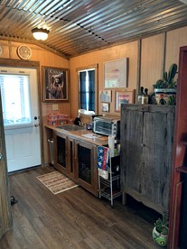 Cozy Hillside Texas Hill Country Cabin for Romantic Getaways near San Antonio - Kerrville, Texas - glamping.directory