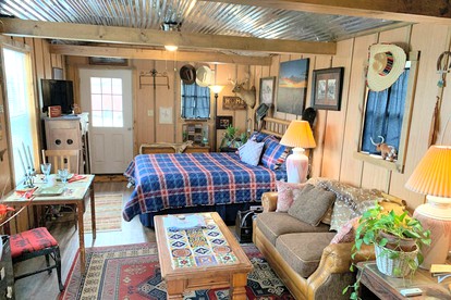Cozy Hillside Texas Hill Country Cabin for Romantic Getaways near San Antonio - Kerrville, Texas - glamping.directory