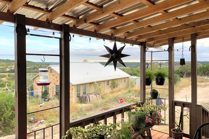 Cozy Hillside Texas Hill Country Cabin for Romantic Getaways near San Antonio - Kerrville, Texas - glamping.directory