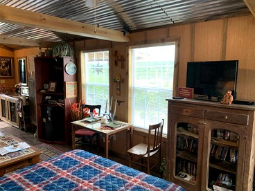 Cozy Hillside Texas Hill Country Cabin for Romantic Getaways near San Antonio - Kerrville, Texas - glamping.directory