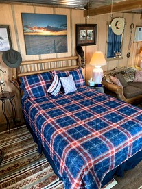 Cozy Hillside Texas Hill Country Cabin for Romantic Getaways near San Antonio - Kerrville, Texas - glamping.directory