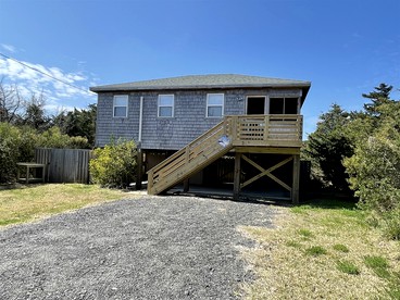 Spacious Pet-Friendly Beach House with Fenced Yard near Restaurants in Avon, North Carolina - glamping.directory