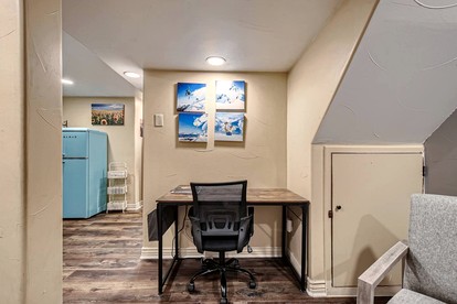 Spacious Colorado-Themed Garden-Level Suite with Fireplace near Eagle Trace Golf Course in Broomfield, CO - Broomfield, Colorado - glamping.directory