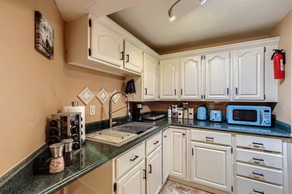 Spacious Colorado-Themed Garden-Level Suite with Fireplace near Eagle Trace Golf Course in Broomfield, CO - Broomfield, Colorado - glamping.directory