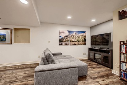 Spacious Colorado-Themed Garden-Level Suite with Fireplace near Eagle Trace Golf Course in Broomfield, CO - Broomfield, Colorado - glamping.directory