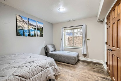 Spacious Colorado-Themed Garden-Level Suite with Fireplace near Eagle Trace Golf Course in Broomfield, CO - Broomfield, Colorado - glamping.directory
