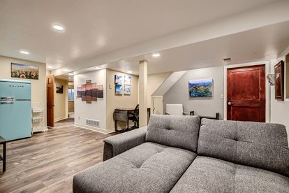 Spacious Colorado-Themed Garden-Level Suite with Fireplace near Eagle Trace Golf Course in Broomfield, CO - Broomfield, Colorado - glamping.directory