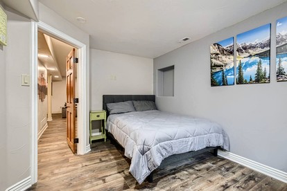 Spacious Colorado-Themed Garden-Level Suite with Fireplace near Eagle Trace Golf Course in Broomfield, CO - Broomfield, Colorado - glamping.directory