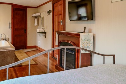 Romantic Getaway with Private Jacuzzi near Lake Logan in Hocking Hills, Ohio - Logan, Ohio - glamping.directory