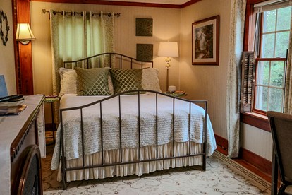 Romantic Getaway with Private Jacuzzi near Lake Logan in Hocking Hills, Ohio - Logan, Ohio - glamping.directory