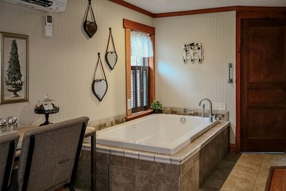 Romantic Getaway with Private Jacuzzi near Lake Logan in Hocking Hills, Ohio - Logan, Ohio - glamping.directory