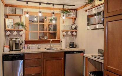 Romantic Getaway with Private Jacuzzi near Lake Logan in Hocking Hills, Ohio - Logan, Ohio - glamping.directory