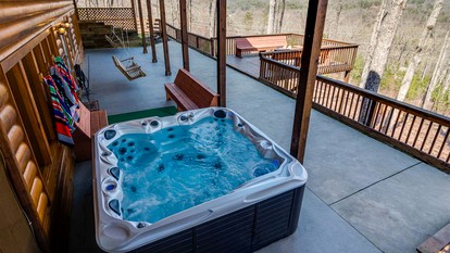 Beautifully Furnished Log Cabin with a Hot Tub near Blue Ridge, Georgia - Blue Ridge, Georgia - glamping.directory