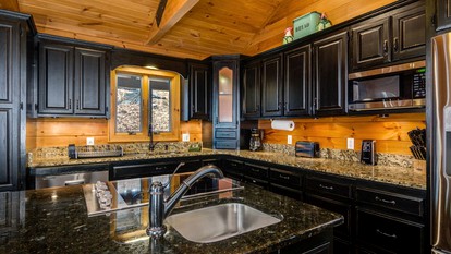 Beautifully Furnished Log Cabin with a Hot Tub near Blue Ridge, Georgia - Blue Ridge, Georgia - glamping.directory