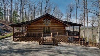 Beautifully Furnished Log Cabin with a Hot Tub near Blue Ridge, Georgia - glamping.directory