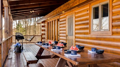 Beautifully Furnished Log Cabin with a Hot Tub near Blue Ridge, Georgia - Blue Ridge, Georgia - glamping.directory