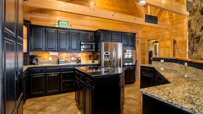 Beautifully Furnished Log Cabin with a Hot Tub near Blue Ridge, Georgia - Blue Ridge, Georgia - glamping.directory