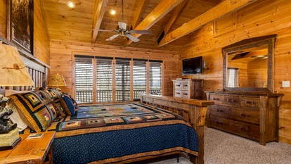 Beautifully Furnished Log Cabin with a Hot Tub near Blue Ridge, Georgia - Blue Ridge, Georgia - glamping.directory