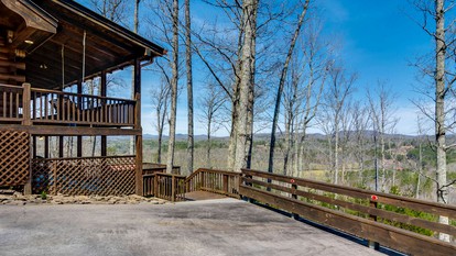 Beautifully Furnished Log Cabin with a Hot Tub near Blue Ridge, Georgia - Blue Ridge, Georgia - glamping.directory