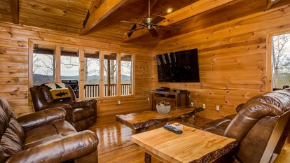 Beautifully Furnished Log Cabin with a Hot Tub near Blue Ridge, Georgia - Blue Ridge, Georgia - glamping.directory