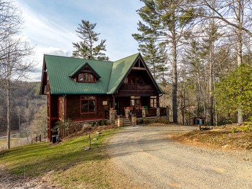 Luxury Three-Story Riverfront Cabin Rental for Groups in Blue Ridge Region of Georgia - Blue Ridge, Georgia - glamping.directory