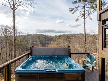 Luxury Three-Story Riverfront Cabin Rental for Groups in Blue Ridge Region of Georgia - Blue Ridge, Georgia - glamping.directory