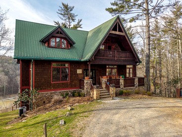 Luxury Three-Story Riverfront Cabin Rental for Groups in Blue Ridge Region of Georgia - Blue Ridge, Georgia - glamping.directory