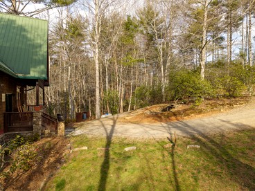 Luxury Three-Story Riverfront Cabin Rental for Groups in Blue Ridge Region of Georgia - Blue Ridge, Georgia - glamping.directory