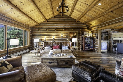 Beautiful Pet-Friendly Log Cabin with Hot Tub near Allenspark and Estes Park, Colorado - Allenspark, Colorado - glamping.directory