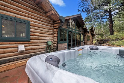 Beautiful Pet-Friendly Log Cabin with Hot Tub near Allenspark and Estes Park, Colorado - Allenspark, Colorado - glamping.directory