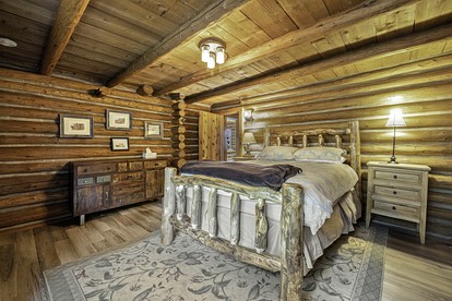 Beautiful Pet-Friendly Log Cabin with Hot Tub near Allenspark and Estes Park, Colorado - Allenspark, Colorado - glamping.directory