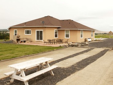 Secluded Vacation Rental with Picturesque Vineyard Views in Benton City, Washington - glamping.directory