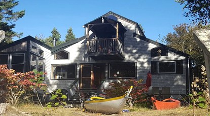 Waterfront Cottage Rental on Union River Bay near Bar Harbor, Maine - glamping.directory
