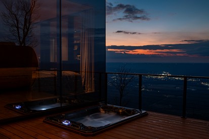 Stunning Mirrored Glass Cabin with Hot Tub & Sauna near Lookout Mountain, Dade County, GA - Dade County, Georgia - glamping.directory