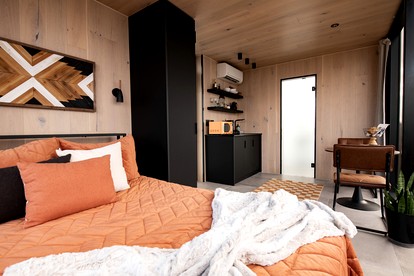 Stunning Mirrored Glass Cabin with Hot Tub & Sauna near Lookout Mountain, Dade County, GA - Dade County, Georgia - glamping.directory