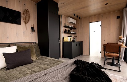 Stunning Mirrored Glass Cabin with Hot Tub & Sauna near Lookout Mountain, Dade County, GA - Dade County, Georgia - glamping.directory