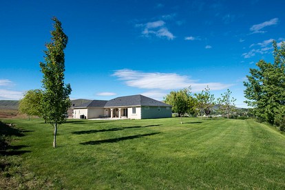 Modern Vacation Rental in Red Mountain Wine Region near Benton City, Washington - glamping.directory