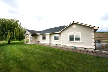 Modern Vacation Rental in Red Mountain Wine Region near Benton City, Washington - Benton City, Washington - glamping.directory