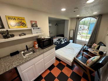 Cozy Wheelchair-Friendly Tiny House with Patio near Medicine Creek in Medicine Park, Oklahoma - Medicine Park, Oklahoma - glamping.directory