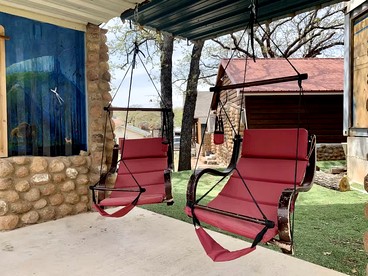 Cozy Wheelchair-Friendly Tiny House with Patio near Medicine Creek in Medicine Park, Oklahoma - Medicine Park, Oklahoma - glamping.directory