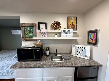Cozy Wheelchair-Friendly Tiny House with Patio near Medicine Creek in Medicine Park, Oklahoma - Medicine Park, Oklahoma - glamping.directory