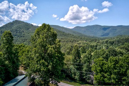 Mountain Glamping Cabin in Hayesville, North Carolina near the Appalachian Trail - Hayesville, North Carolina - glamping.directory