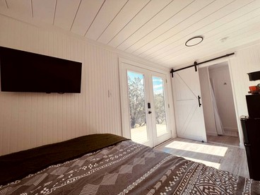 Canyon Lake Container Offering Spectacular Views of Nature From the Surrounding Porch, Near Guadalupe River in Texas - Canyon Lake, Texas - glamping.directory