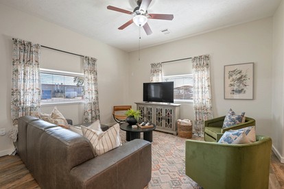 Industrial-Chic Cottage Retreat with Outdoor Space Near Kyle Field & Easterwood Airport in Dr. College Station, Texas - College Station, Texas - glamping.directory